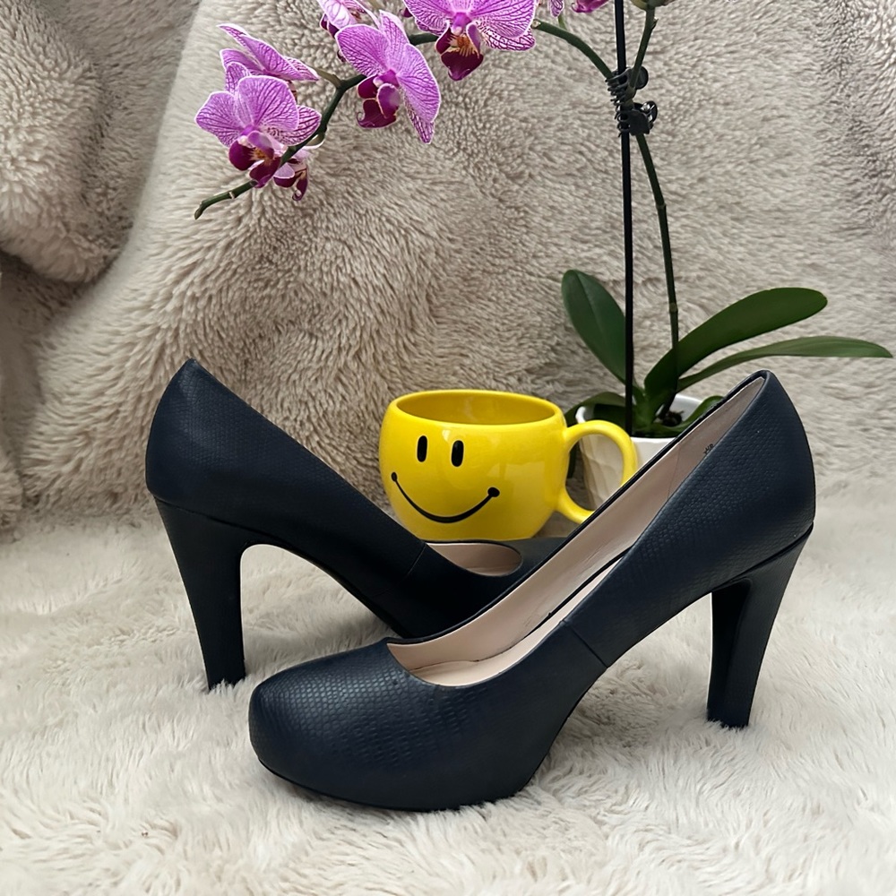 Shoes - Picture 2 of 7